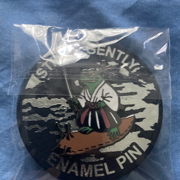 Assortment of enamel pins. (5) in total. - Picture 6 of 6